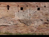 04333 ostia - regio i - insula viii - botteghe (i,viii,9) - raum 3 - ostseite - detail - 09-2022.jpg